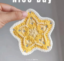 Load image into Gallery viewer, Hand-crocheted Small Daisy Coasters, Anti-scalding and Heat-insulating Cushions, Wool Coasters, Gifts for Girlfriends, Flower Slices in Large Quantities