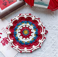 Load image into Gallery viewer, Hand-crocheted Small Daisy Coasters, Anti-scalding and Heat-insulating Cushions, Wool Coasters, Gifts for Girlfriends, Flower Slices in Large Quantities
