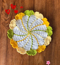 Load image into Gallery viewer, Hand-crocheted Small Daisy Coasters, Anti-scalding and Heat-insulating Cushions, Wool Coasters, Gifts for Girlfriends, Flower Slices in Large Quantities
