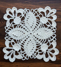 Load image into Gallery viewer, Hand-crocheted Small Daisy Coasters, Anti-scalding and Heat-insulating Cushions, Wool Coasters, Gifts for Girlfriends, Flower Slices in Large Quantities