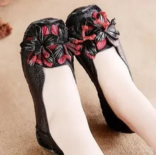 Load image into Gallery viewer, Genuine Leather Summer Flats Women Soft Slip-On Flat Shoes Black Red Floral Mom Loafers Moccasin Lady Designer Shoes 2024